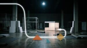 Padiglione fieristico vuoto dopo lo smontaggio, un solo stand ancora illuminato con il cavo collegato: cosa è sopravvissuto agli eventi virtuali del 2021