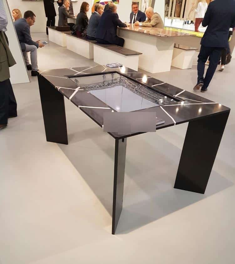 Il tavolo Stone in uso in fiera