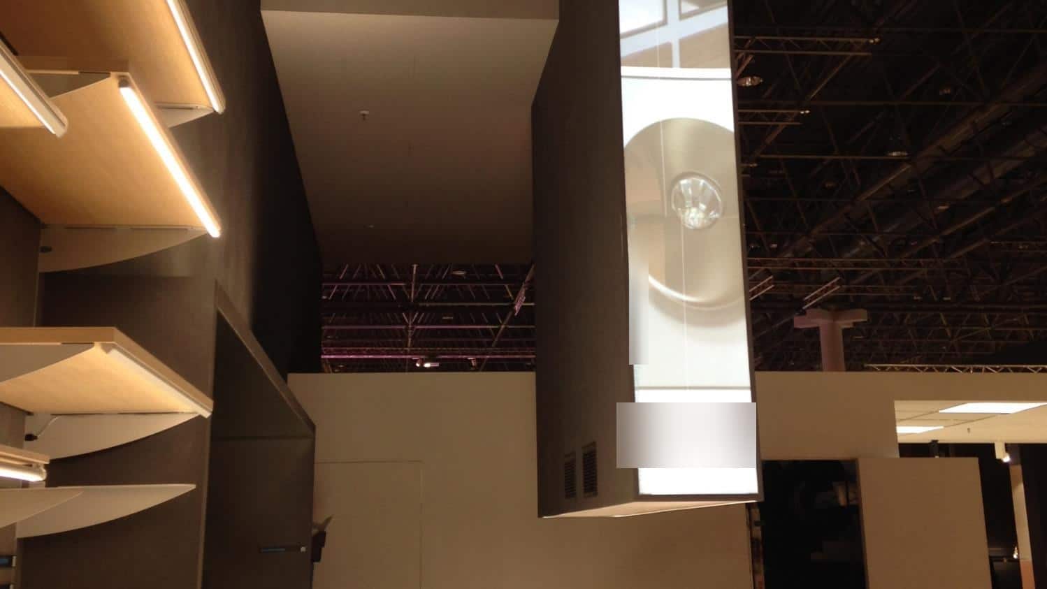 L’installazione sospesa con video mapping in retroproiezione